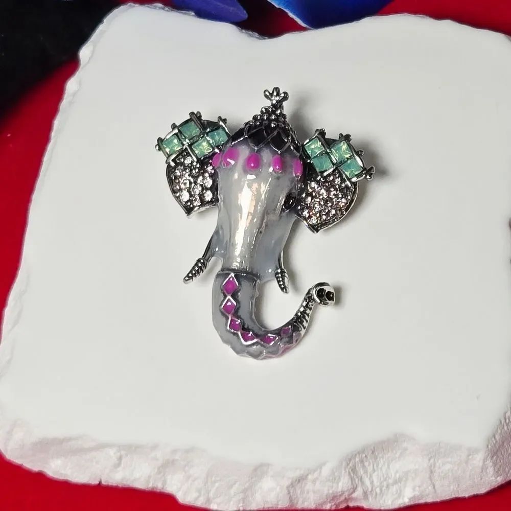 Baroque Luxury Elephant Brooch – Rhinestone & Mother-of-Pearl Enamel Coat Pin